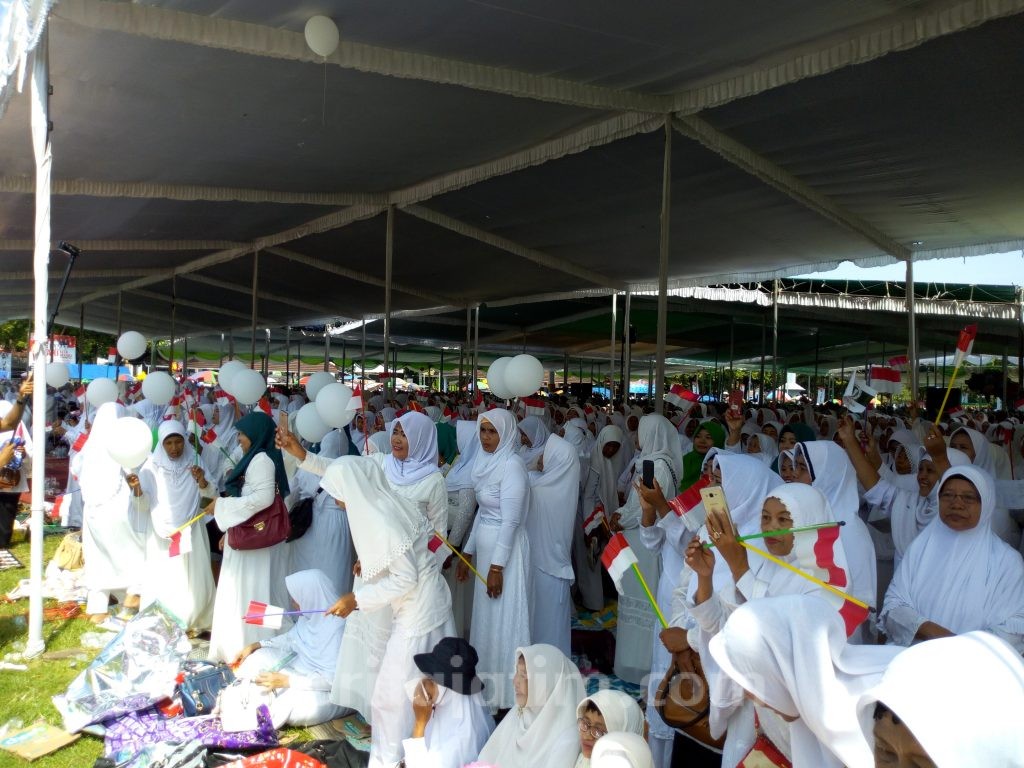 Berbaju Serba Putih, Ribuan Emak-emak Hadiri Deklarasi JKSN Jombang