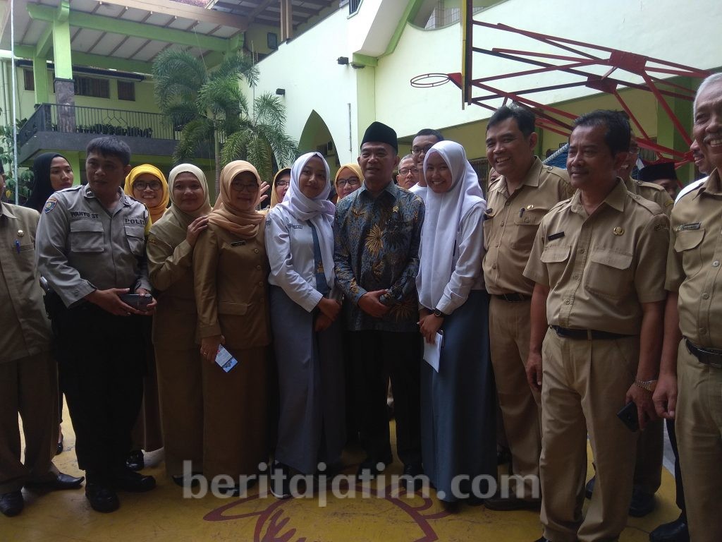 Tahun 2023 Seluruh Guru Honorer Jadi ASN