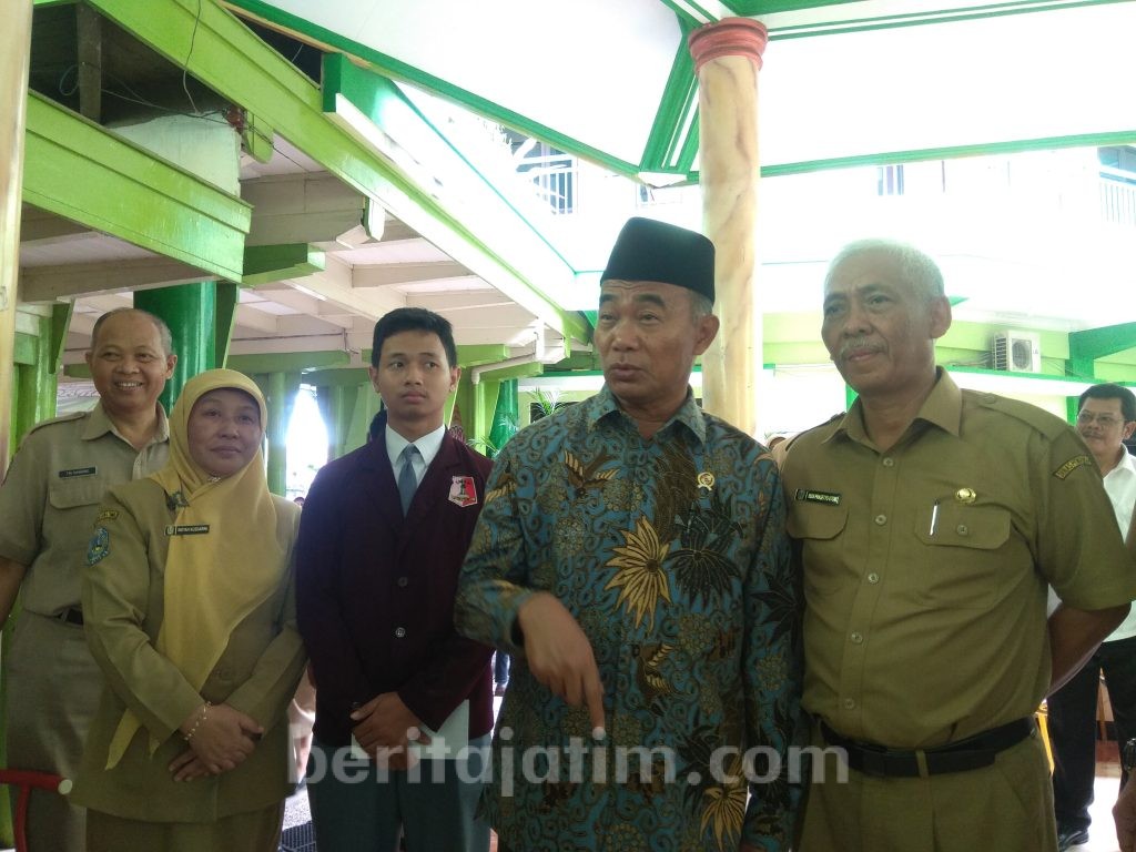 Mendikbud Targetkan Tahun Ini Gaji Guru Honorer Sesuai UMR
