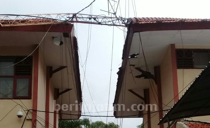 Tower Radio dan Puluhan Rumah Rusak Disapu Angin Kencang