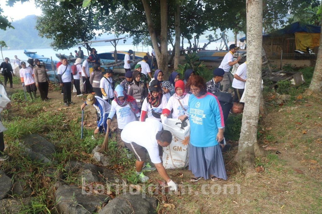 Menteri Susi Bersih-bersih Pantai Prigi 360 Trenggalek