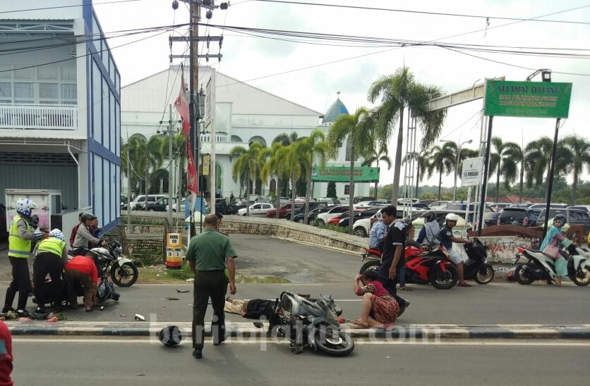 Dua Pengendara Tabrakan di Depan Gedung Islamic Centre