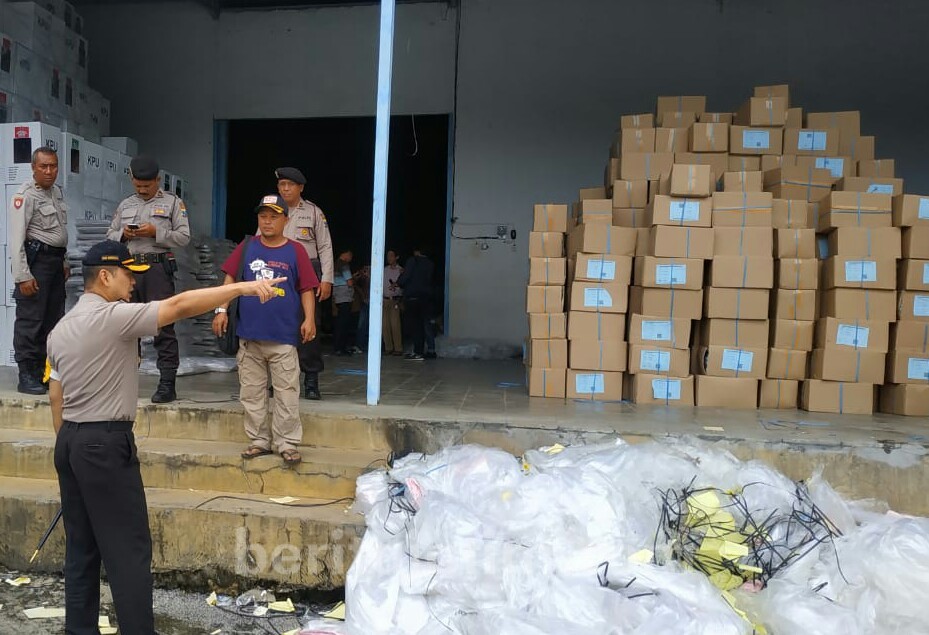 KPU Pamekasan Baru Terima Logistik SS DPD dan DPRD Jatim