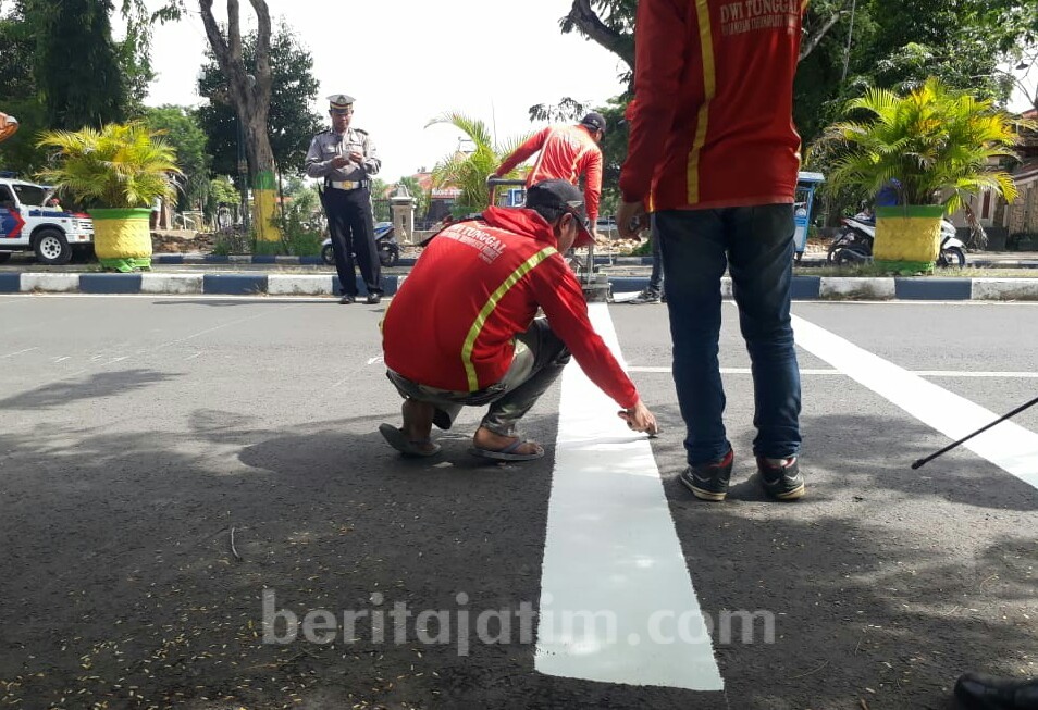 Dishub dan Polres Pamekasan Pasang ‘Pita Penggaduh’ di Depan Pondopo Bupati