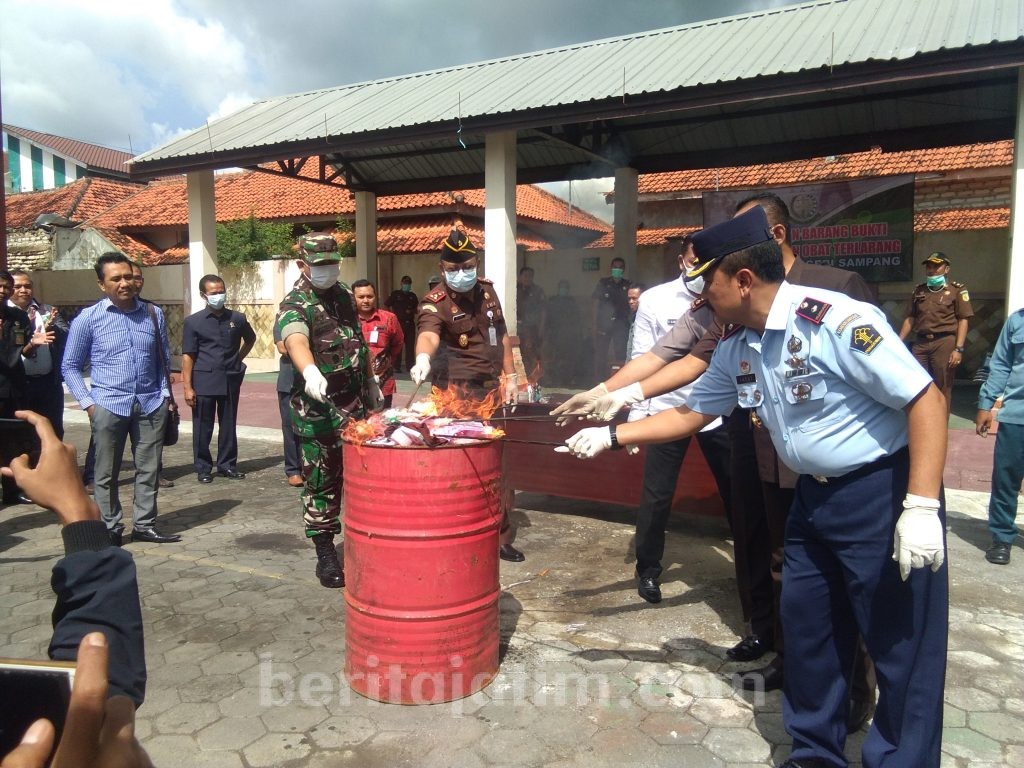 BB Narkoba Dimusnahkan di Halaman PN Sampang