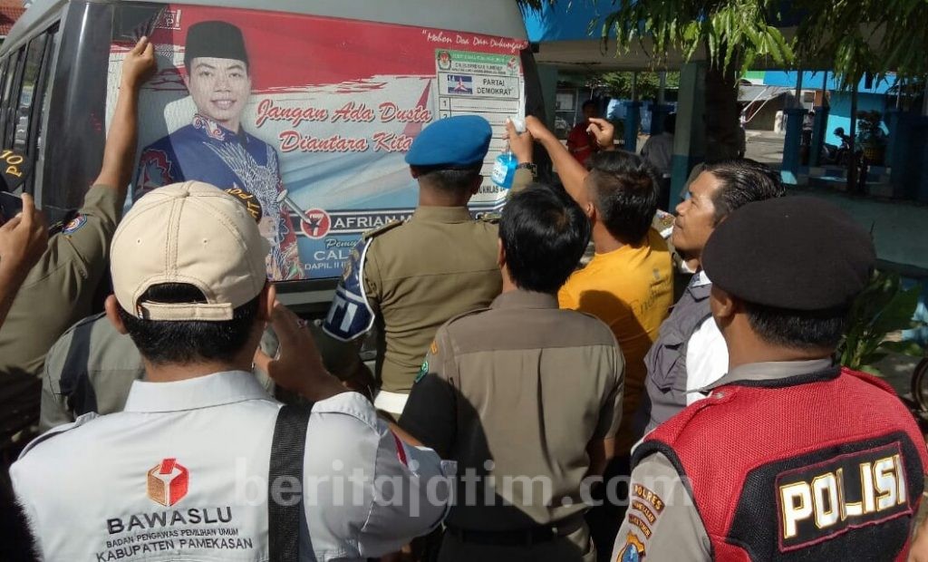 Bawaslu Pamekasan Sweeping Stiker APK Caleg