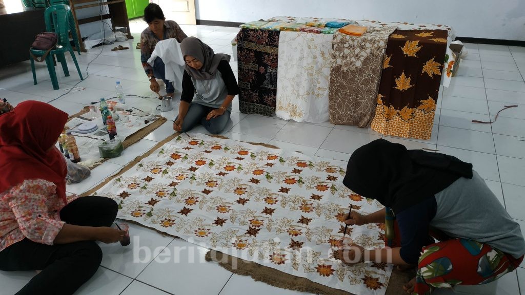 Emak-emak Diberi Pelatihan Batik Tulis Khas Trowulan