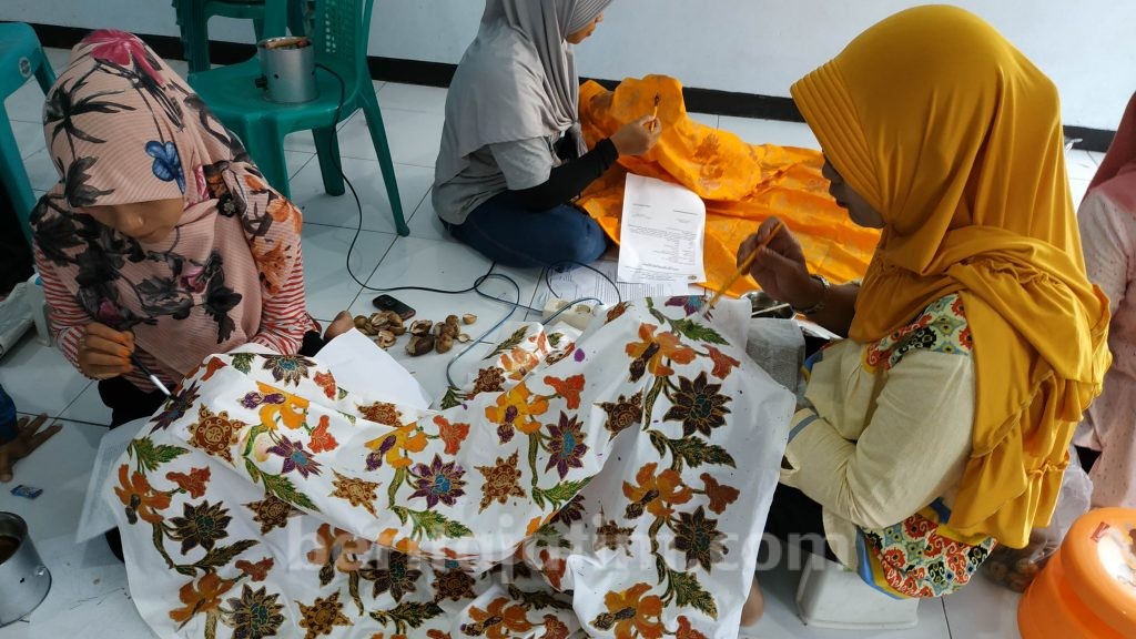 Mengenal Batik Tulis Khas Trowulan yang Kaya Motif