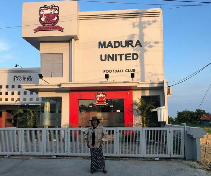 Sujiwo Tejo ‘Mejeng’ di Depan Markas Madura United