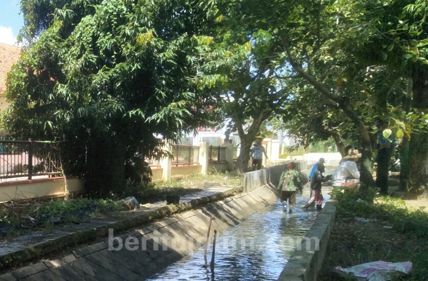 Petugas PU Bina Marga Pamekasan Bersihkan Kali