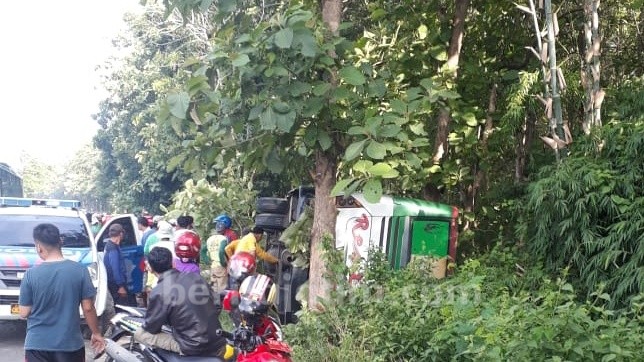 Bus Restu Terguling Timpa Motor, 1 Orang Meninggal