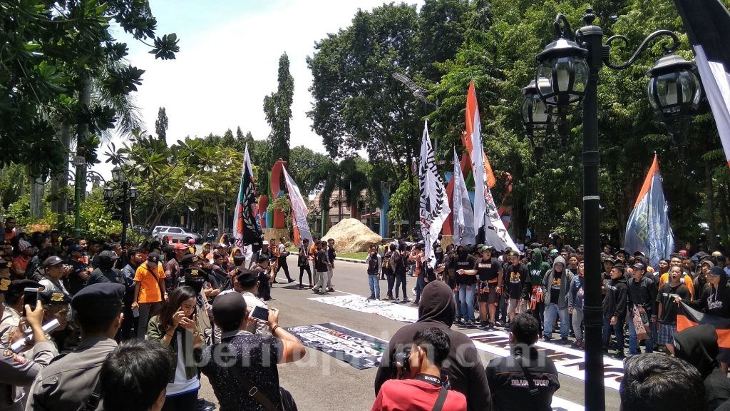 Aksi Suporter Tagih Janji Bupati Ngopeni Persibo
