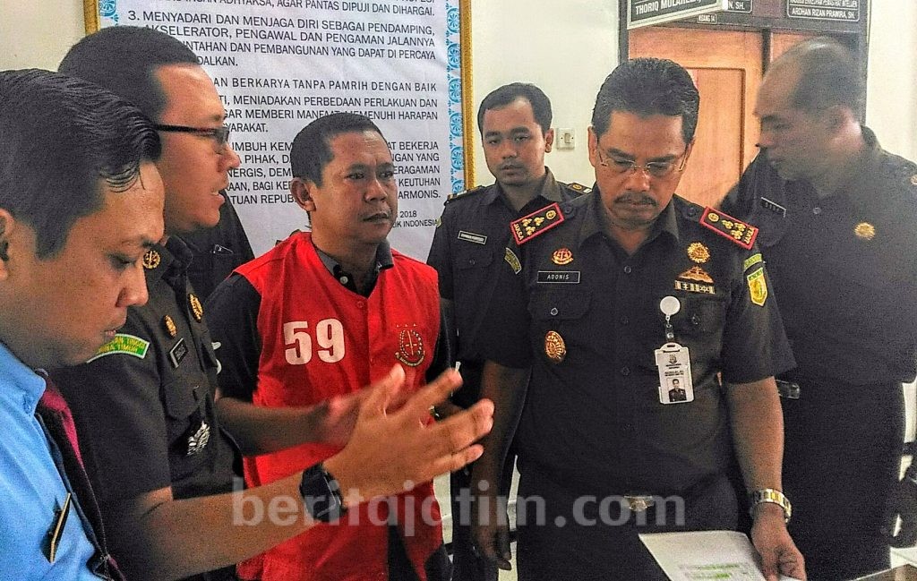 Kejari Banyuwangi Tangkap Terpidana Korupsi Buku Sekolah
