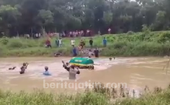 Dramatis, Memakamkan Jenazah dengan Seberangi Sungai