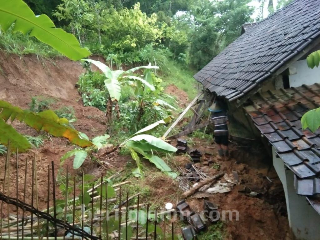 Rumah Warga Ponorogo Rusak Dihantam Tebing Longsor