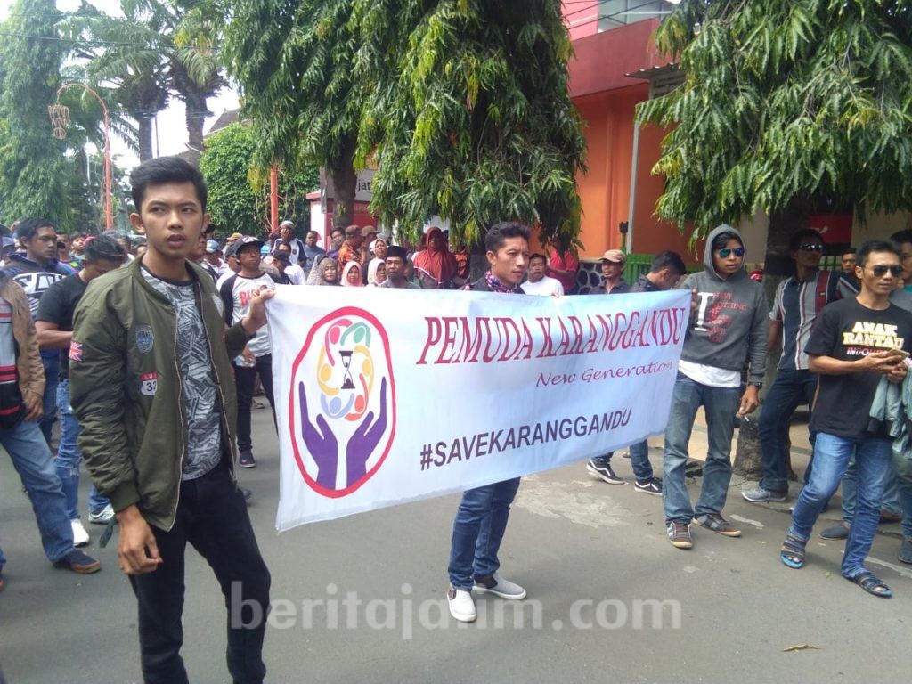 Ratusan Warga Trenggalek Demo Tuntut Pilkades Ulang