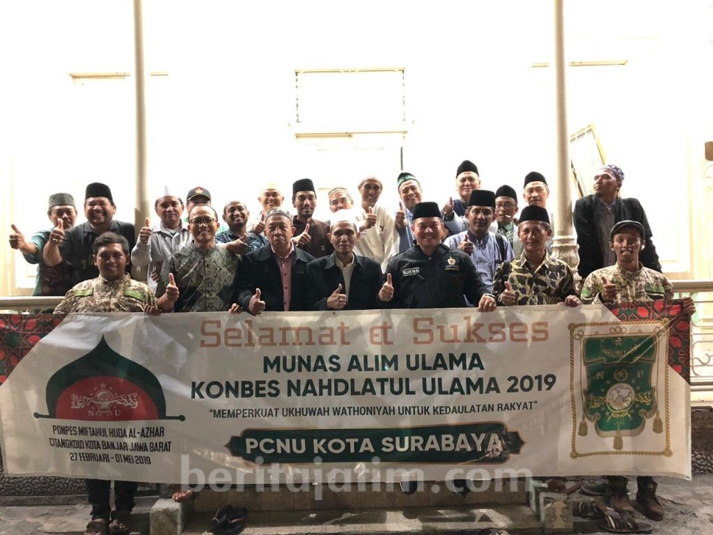 Ulama Surabaya Serahkan Duplikat Lambang NU Pertama di Munas dan Konbes NU 2019