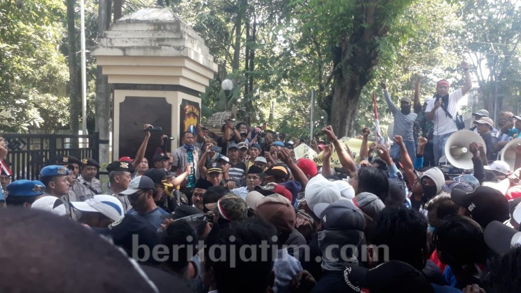 Soal Prona, Ribuan Warga Dampit Kepung Polres Malang