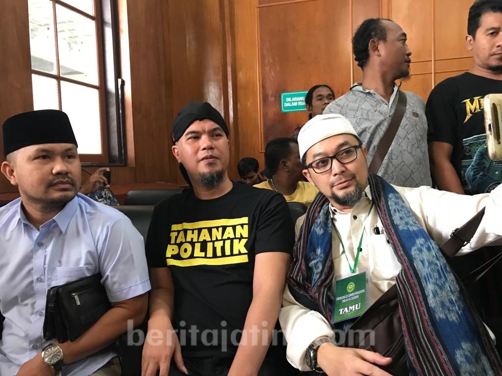 Jalani Sidang Perdana, Ahmad Dhani Kenakan Kaos ‘Tahanan Politik’