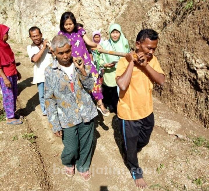 Foto Ibu Hamil Ditandu di Ponorogo Viral