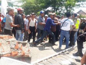 Ribuan Pendemo Robohkan Pagar Kejaksaan Kabupaten Malang