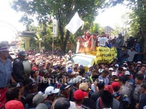 Ini Penyebab Ribuan Warga Dampit Demo Polres Malang
