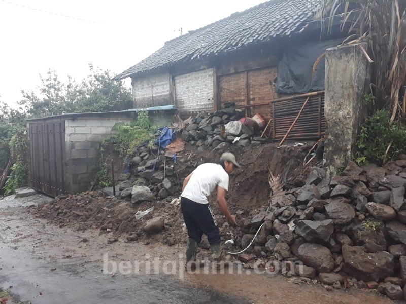 Tanah Longsor Terjang Kecamatan Tumpang Malang
