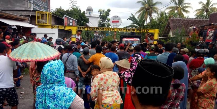Warga dan Sopir Truk Tambang Pasir Nyaris Bentrok