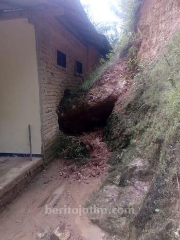 Tanah Longsor Timpa 1 Rumah di Ngrayun Ponorogo