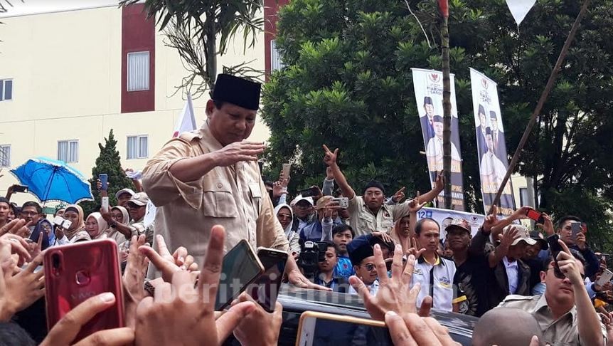 Prabowo: Sepanjang Jalan, Masyarakat Acungkan 2 Jari