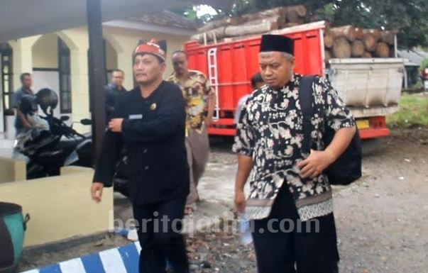 Ustadz Supriyanto Tampak Lesu saat Dibawa ke Polres Banyuwangi