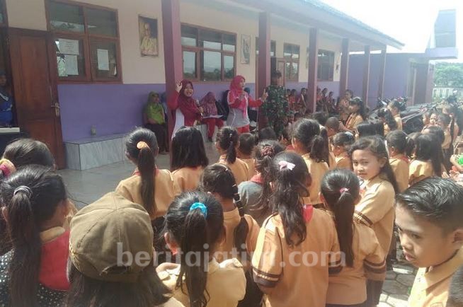Tentara Beri Wawasan Kebangsaan bagi Siswa SD di Jember