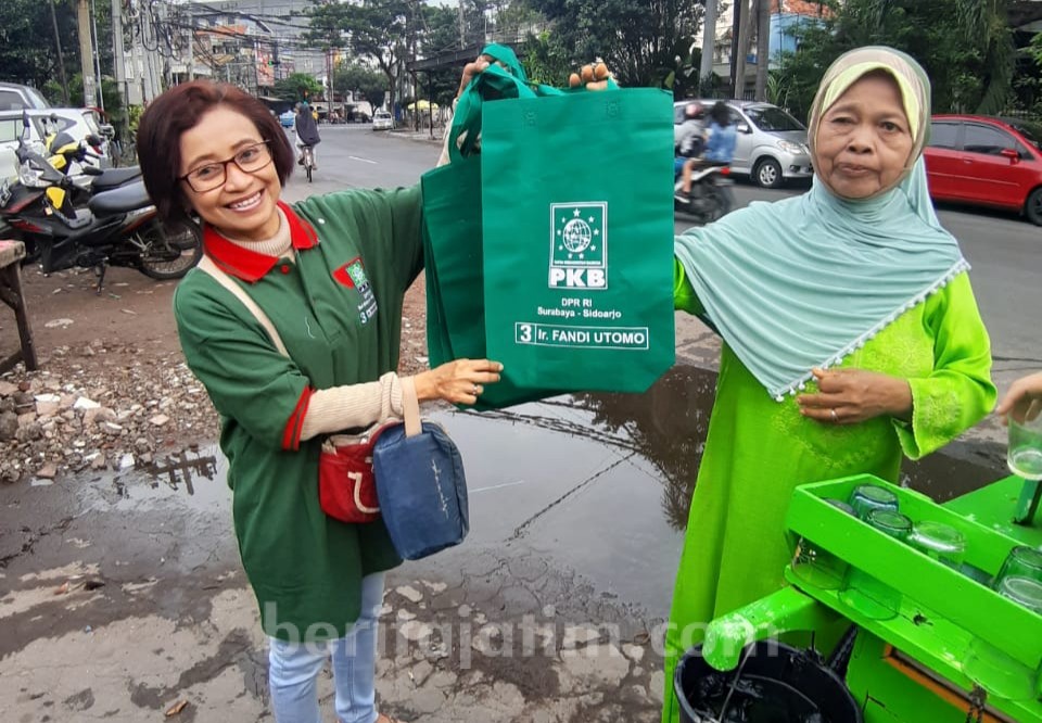 Ratusan Pendukung dan Relawan Fandi Utomo Bagikan Tote Bag di Pasar Tradisional