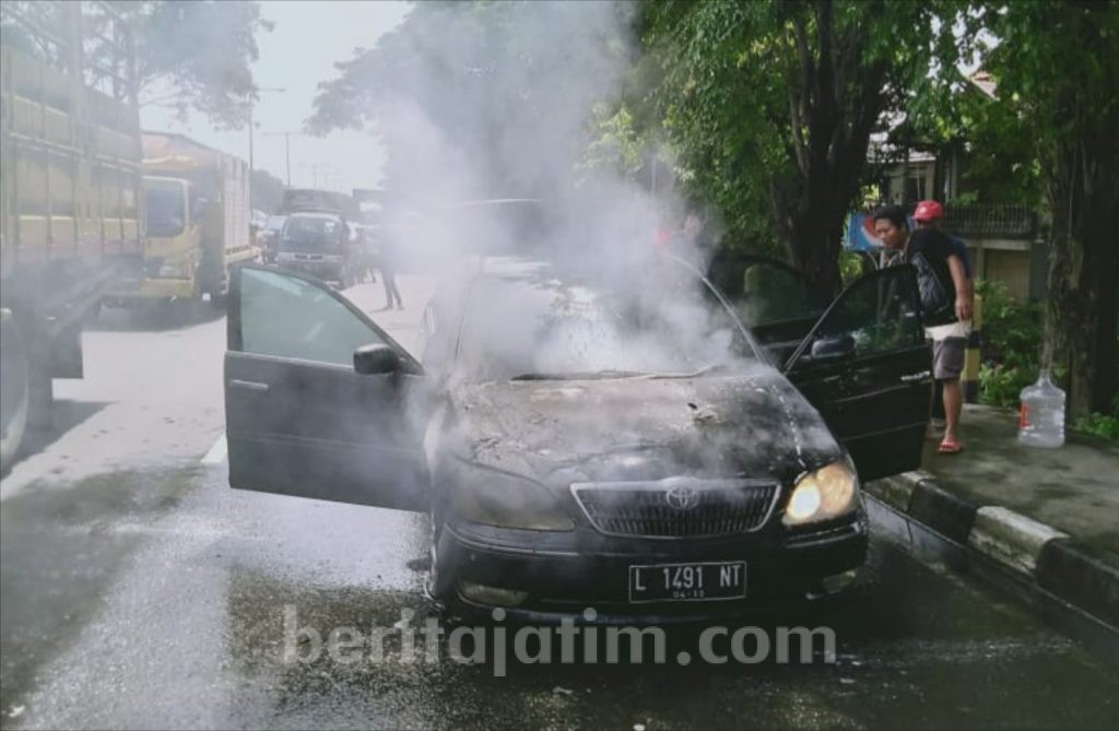 Mobil Camry Terbakar