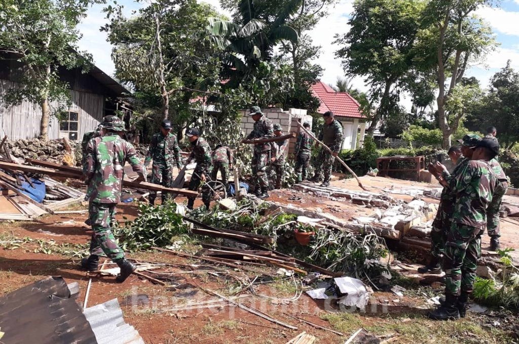 Prajurit Marinir Bantu Korban Puting Beliung