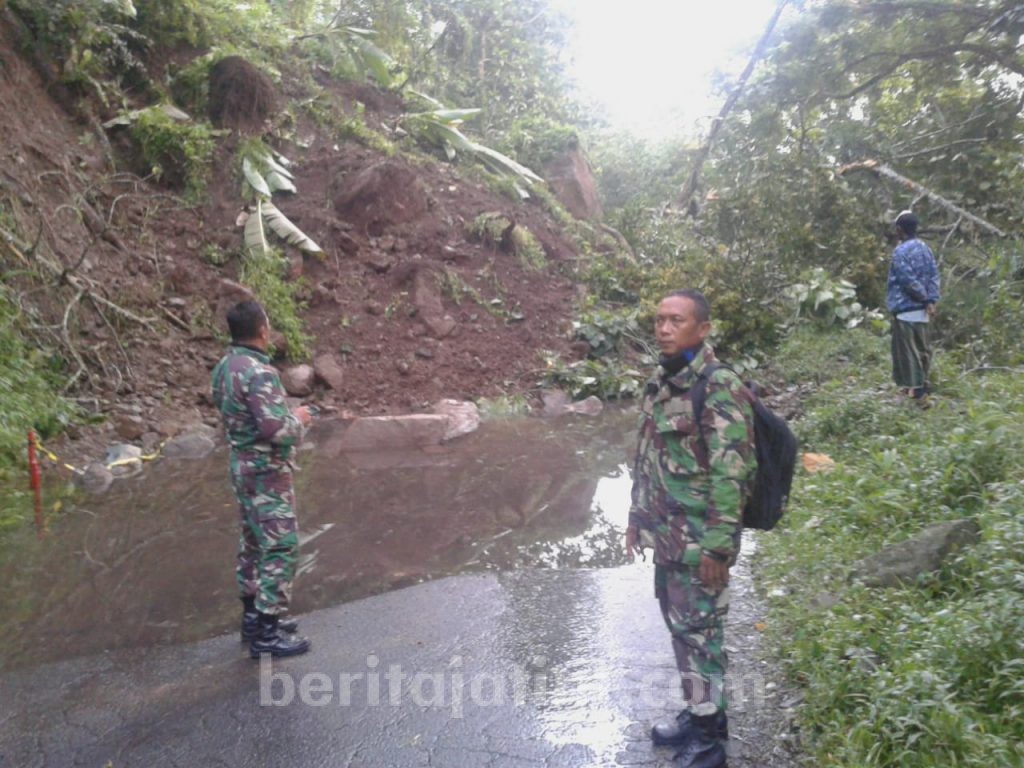 Bukit Piket Nol Longsor, Jalur Lumajang-Malang Putus