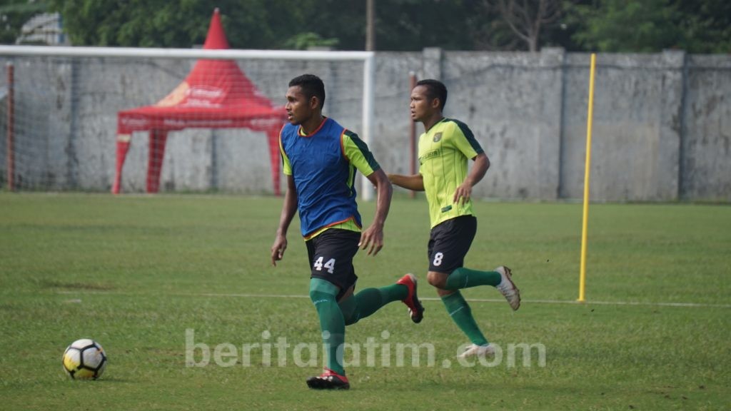 Bermain Konsisten, Kunci Keberhasilan Oktavianus Fernando di Persebaya