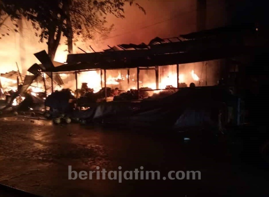 Komplek Pedagang di Belakang Pasar Legi Jombang Terbakar
