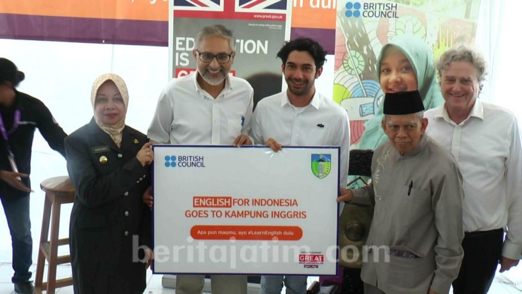Reza Rahadian Hadiri Kampanye English For Indonesia di Kampung Inggris Pare