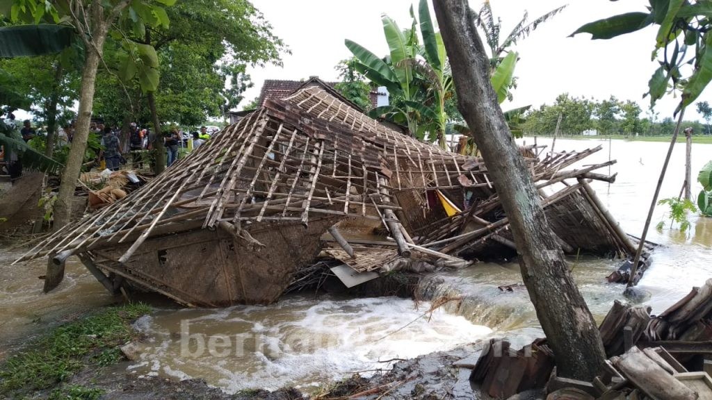 Satu Rumah di Bojonegoro Ambruk Terkena Longsor Saat Banjir