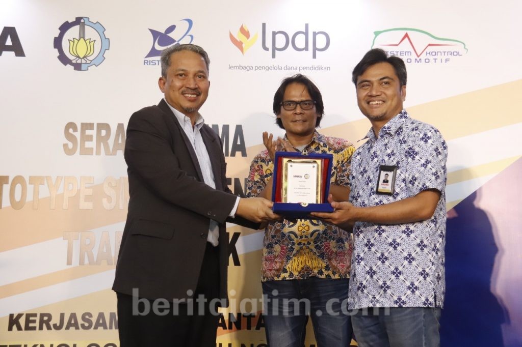 ITS Serahkan Prototype Sistem Penggerak Tram Listrik ke PT INKA