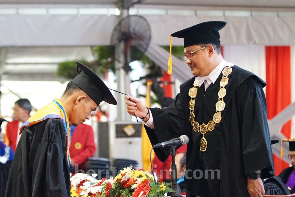 Bambang DH: Wisudawan Harus Berkarakter dan Peka Teknologi