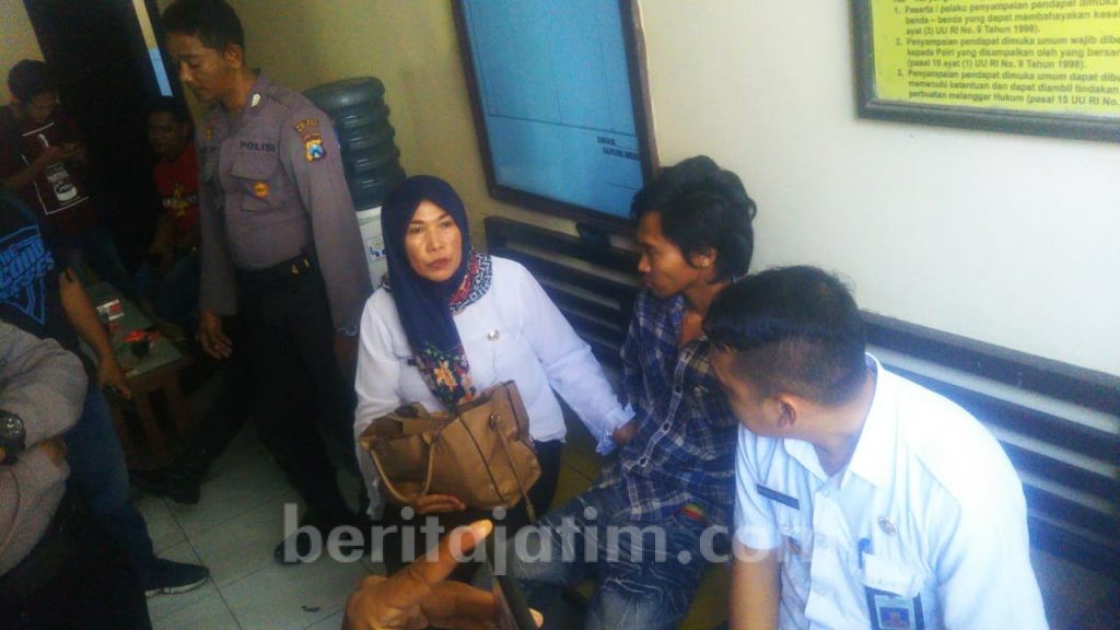 Bawa Dua Sajam, Pembacok Ibu Kandung Disergap Polisi