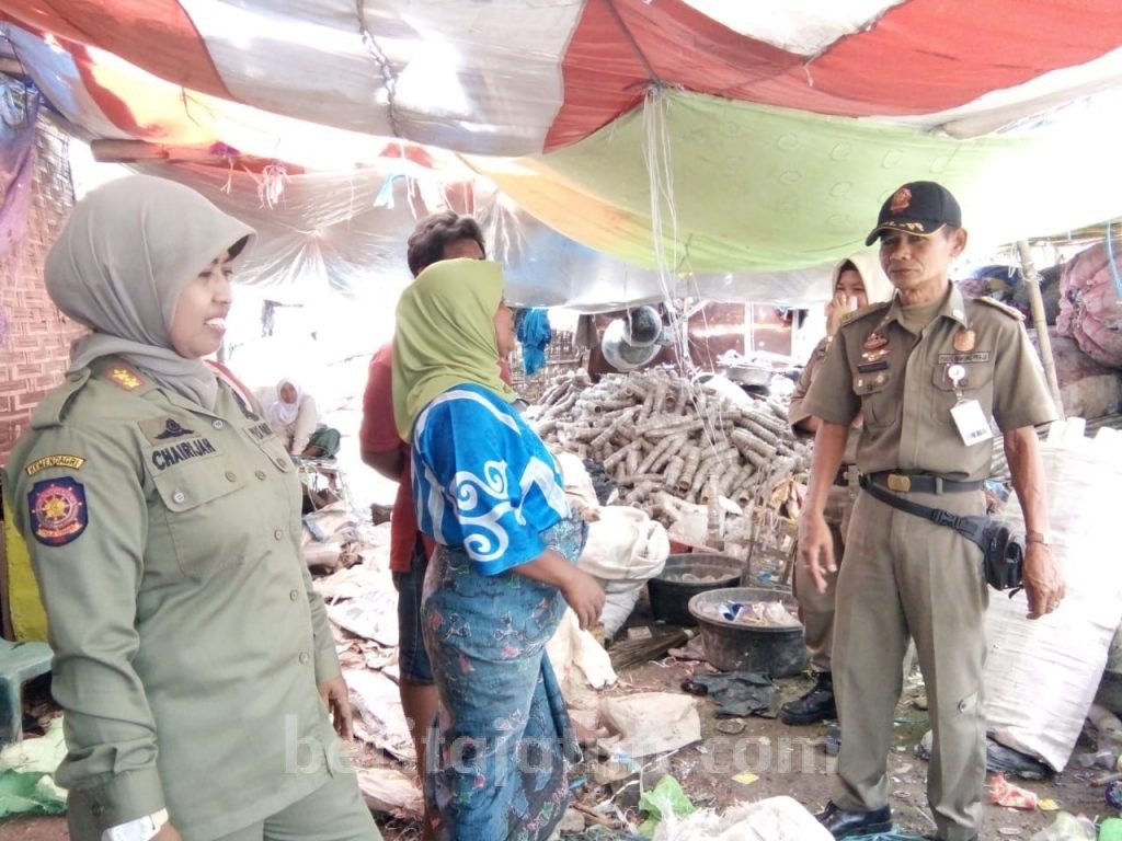 Limbah Usaha Daur Ulang di Sampang Tak Terurus