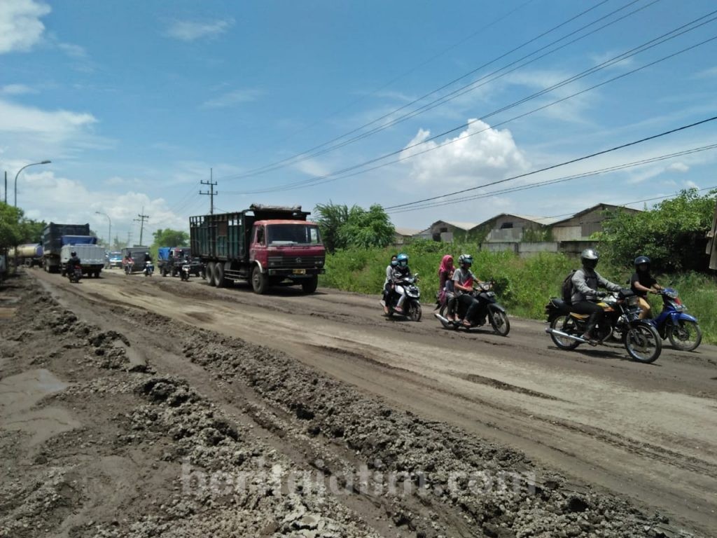 Jalan Raya Pantura Daendels Gresik Seperti Kubangan Lumpur