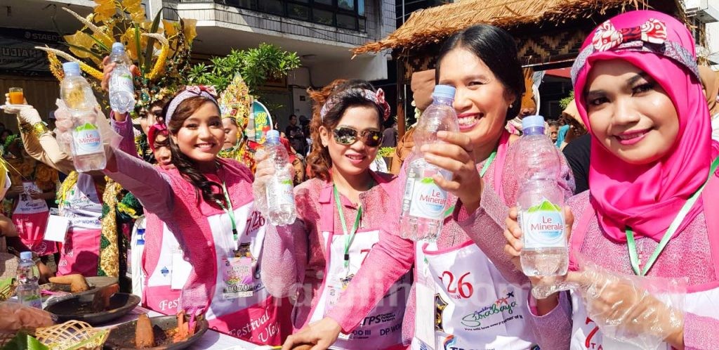 Le Mineral Ikut Ambil Bagian Dalam Kemeriahan Pesta Rujak Uleg