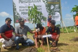 Puluhan Napi Tanam Pohon Penghijauan di TPA
