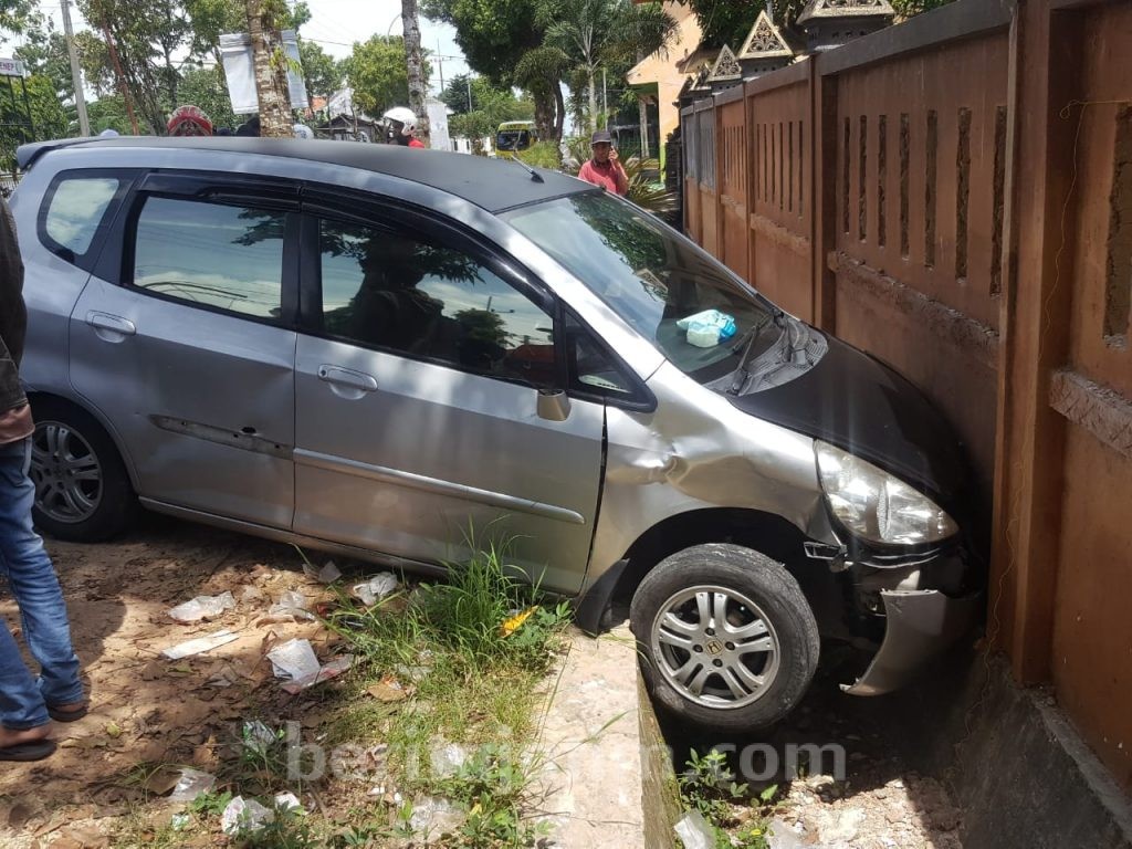 Keluar Rutan, Honda Jazz Hantam Dua Sepeda Motor