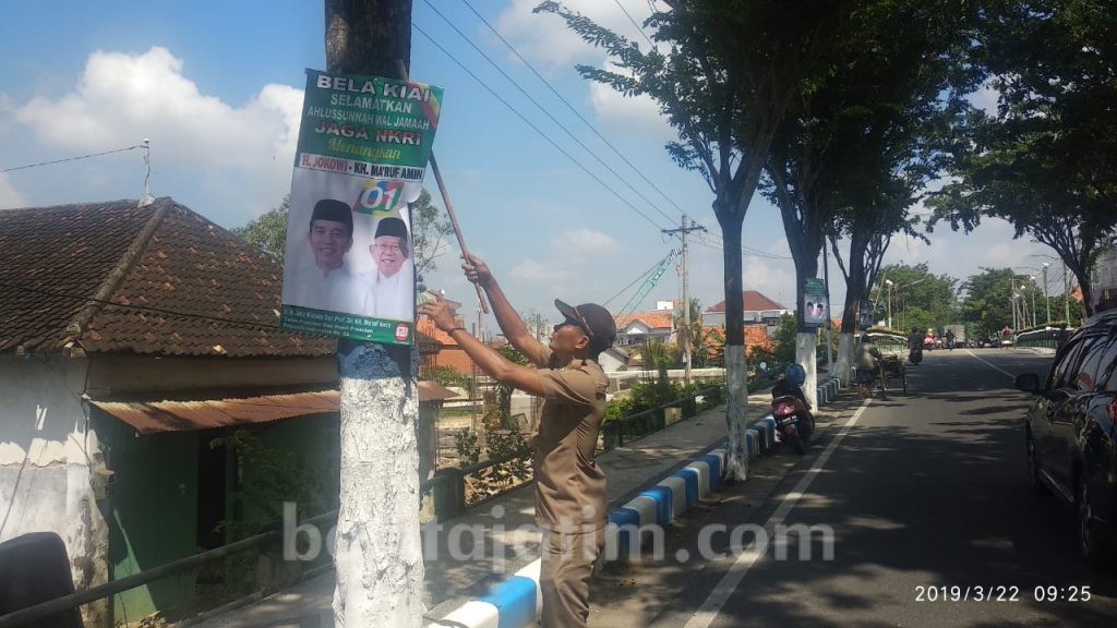 Bawaslu Sampang Turunkan APK Pemilu