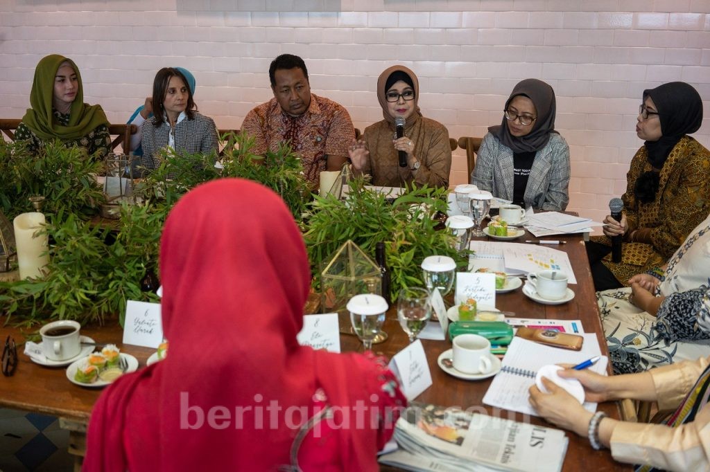 Bude Karwo Terima Penghargaan Peduli Hak Anak dari UNICEF